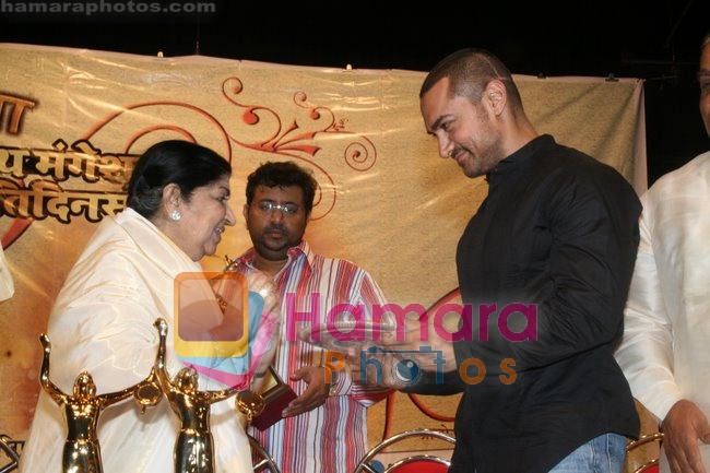 Aamir Khan Gets The Vishesh Puraskar For Dedicated Contribution from Lata Mangeshkar in Shanmukhanand hall, Mumbai on April 24th 2008 