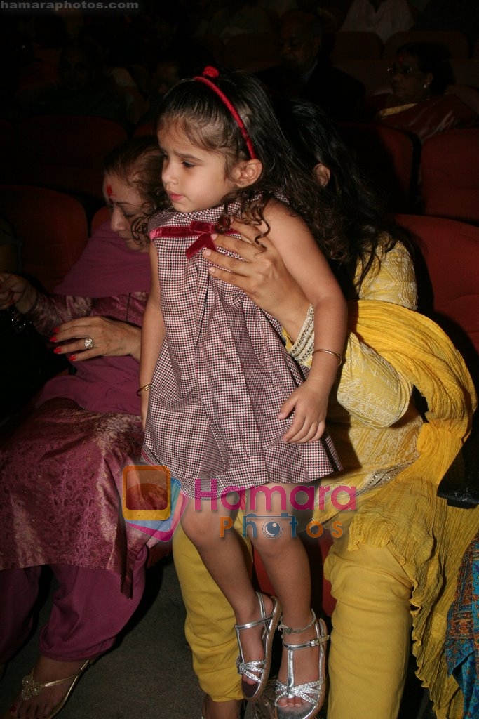 Raveena Tandon with daughter Rashi at Dadasaheb Phalke Awards in Bhaidas Hall on April 30th 2008