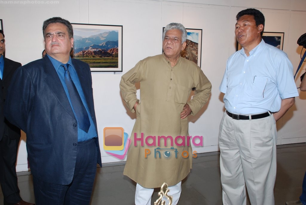Om Puri at Varun maira's exhibition on Ladakh in NCPA on May 2nd 2008