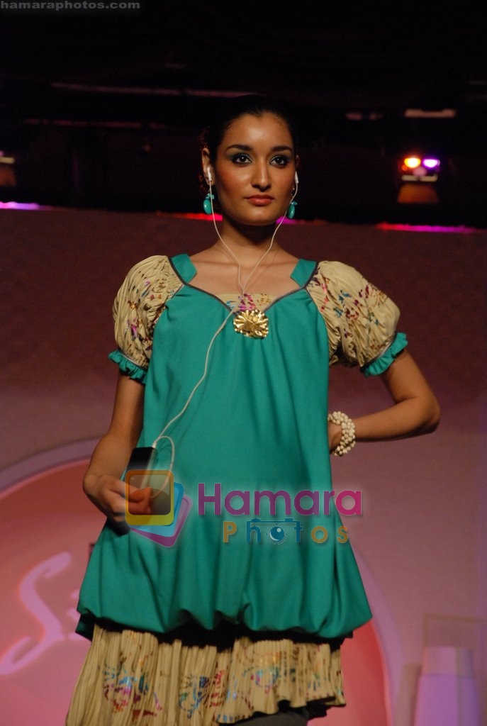 Model walks on the ramp for BD Somani's show Silhouettes 2008 in Shanmukhanand Hall, Sion on May 5th 2008