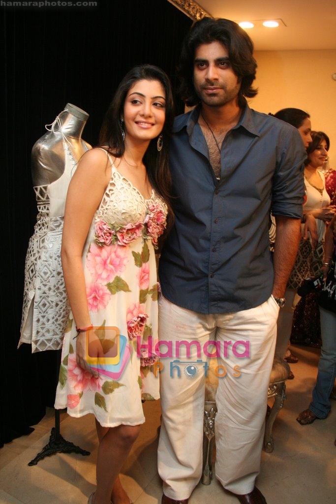 Neha Oberoi with Sikander Kher at Archana Kochhars Summer 2008 Collection in Juhu on May 6th 2008