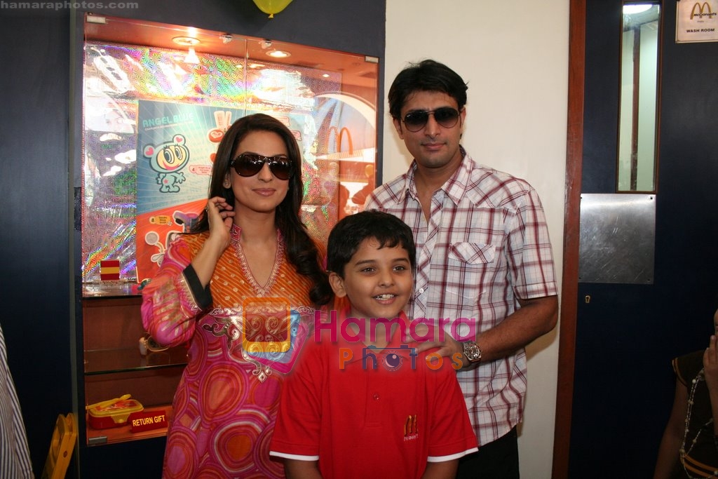 Juhi Chawla with Aman Siddiqui at Bhootnath star cast at Mcdonalds in  Lower Parel,Mumbai on May 6th 2008