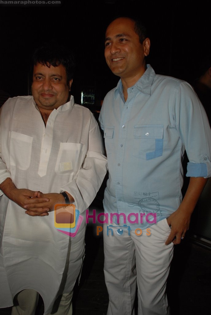 Vipul Shah with Neeraj Vora at Shefali Shah's bash in   Vie Lounge on May 7th 2008