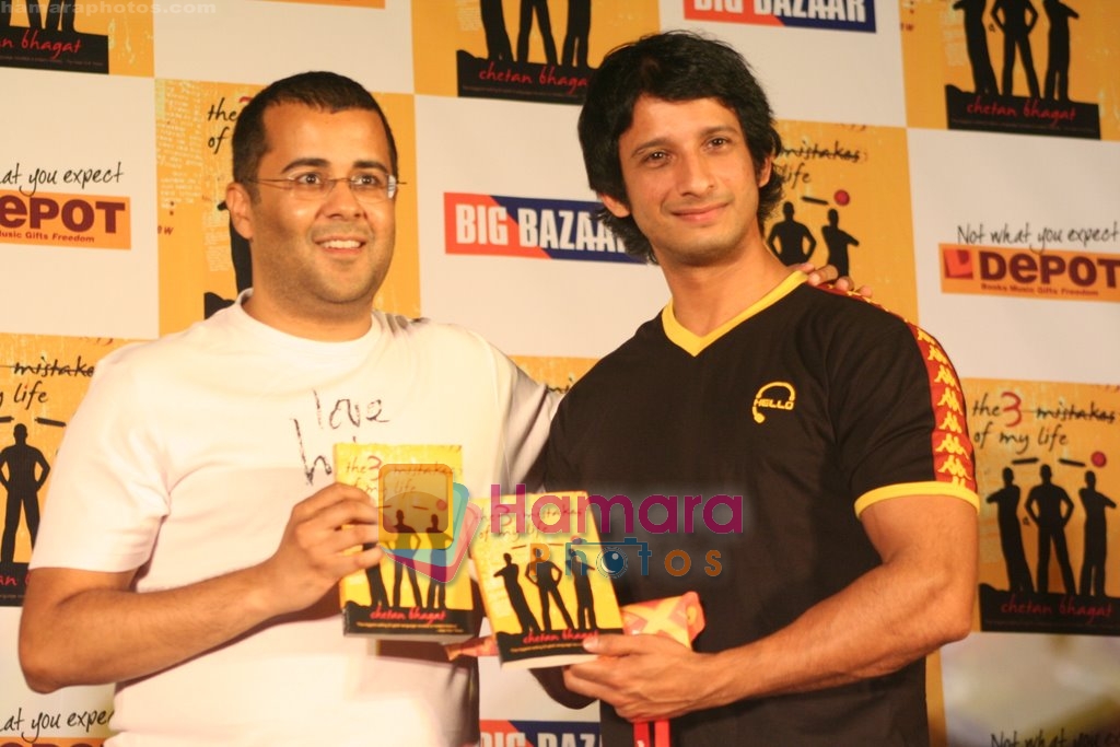 Sharman Joshi at the reading of Chetan Bhagat's book The 3 mistakes of my life in  Depot on May 8th 2008