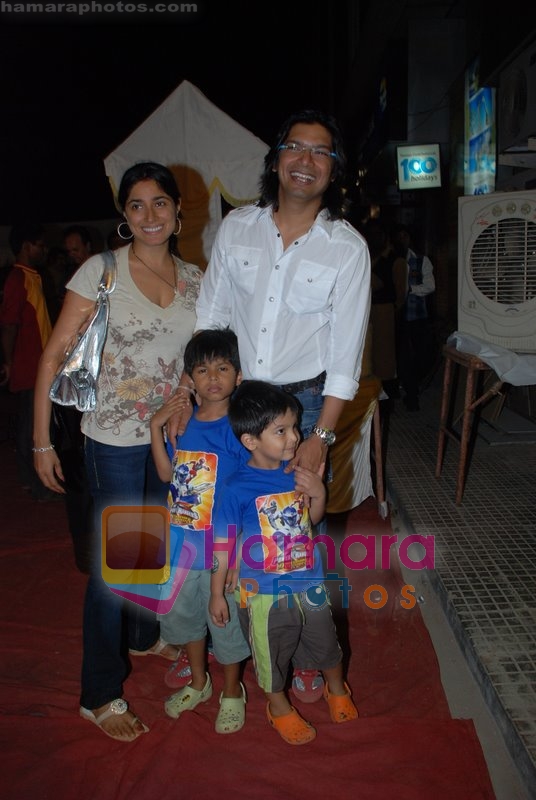 Shaan with wfe and kids at Pradeep Jethani's store in Andheri on May 11th 2008