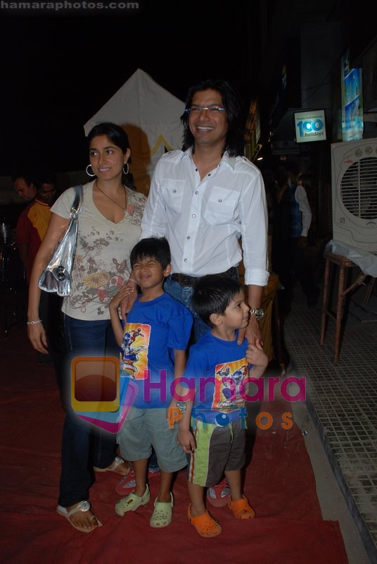 Shaan with wfe and kids at Pradeep Jethani's store in Andheri on May 11th 2008