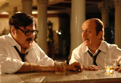 Satish Shah, Anupam Kher in a still from the movie Dhoom Dhadaka