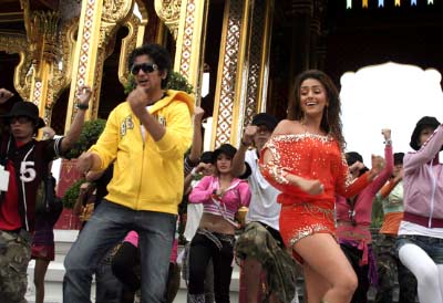 Shaad Randhawa and Aarti Chhabria in a still from the movie Dhoom Dhadaka 