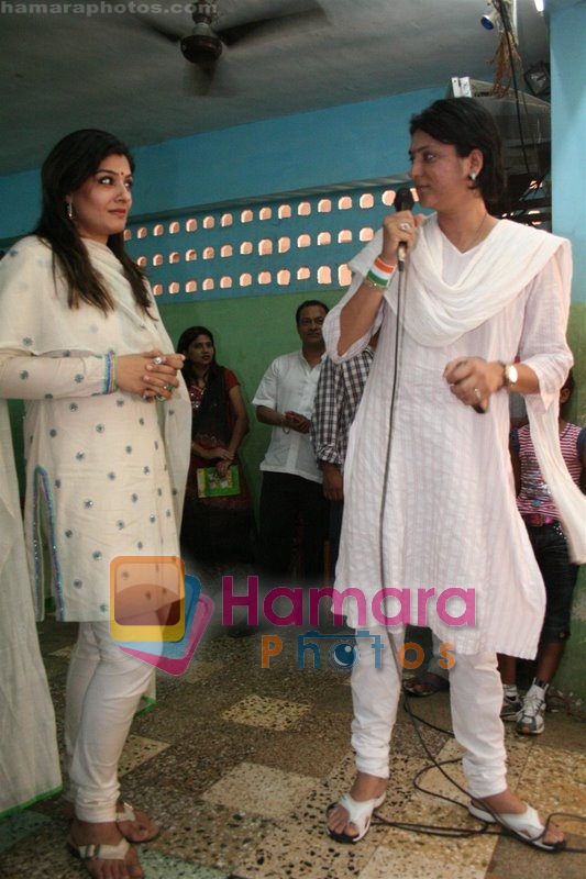 Raveena Tandon, Priya Dutt at Sunil Dutts event on May 25th 2008