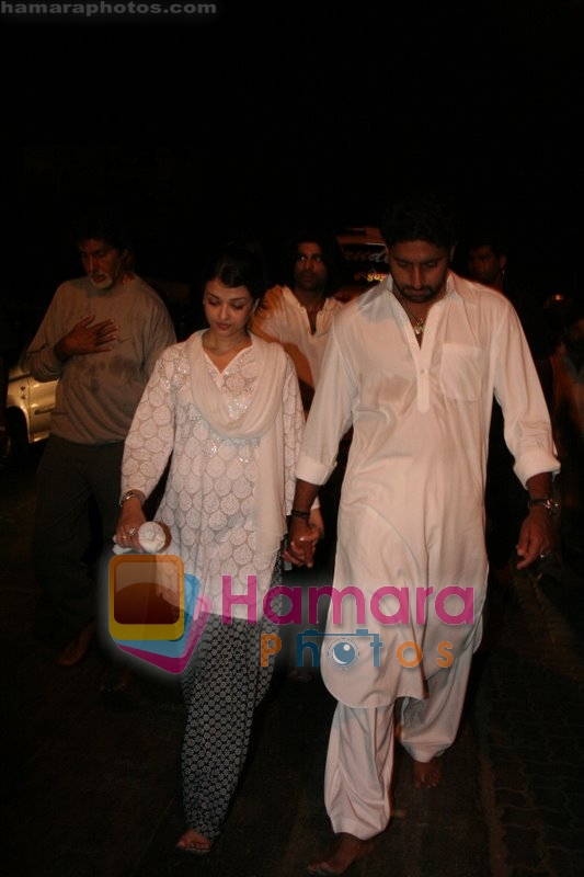 Aishwarya Rai, Abhishek Bachchan visit Siddhivinayak Temple on May 26th 2008
