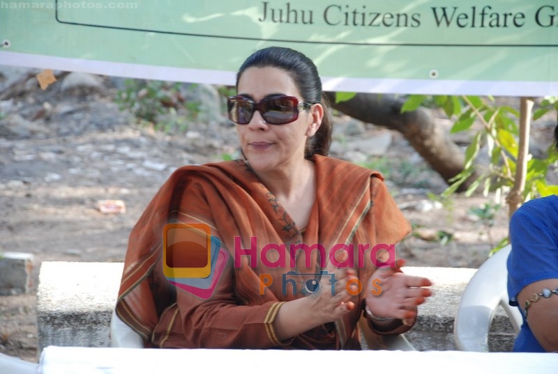 Amrita Singh during the protest against water deluge problems of Juhu in Kaifi Azmi park on May 31st 2008 