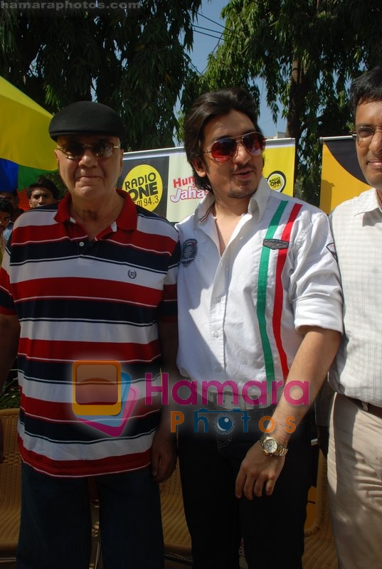 Mashhoor Amrohi, Prem Chopra at the Radio One event with stars of Hum Sey Hai Jahaan in Hokey Pokey on June 3rd 2008