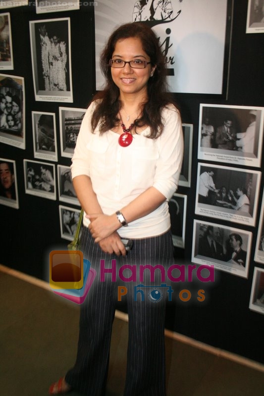 Tanuja Chandra at Raj Kapoor's death anniversary photo exhibition in Rang Sharda on June 2nd 2008