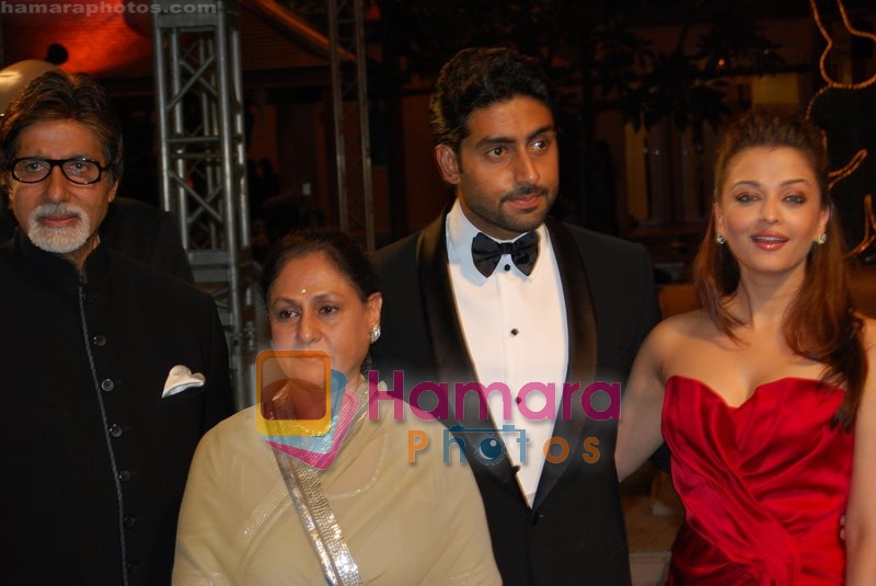 Amitabh,Jaya, Abhishek Bachchan, Aishwarya Rai at the IIFA Awards Green Carpet on 9th June 2008