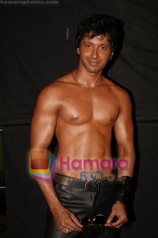 Rishi Rehan at Khushboo on Location in Fun on 9th June 2008