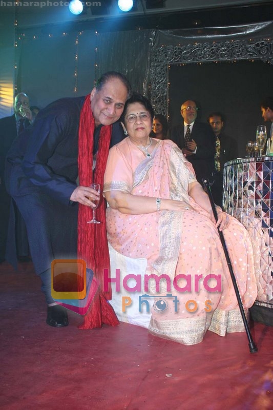 Rahul Bajaj with wife at Rahul Bajaj's bash in Taj Hotel on 10th June 2008