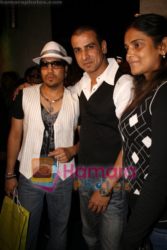Mika Singh, Ronit Roy at Mika Singh's Bday bash in Rock Bottom on 10th June 2008