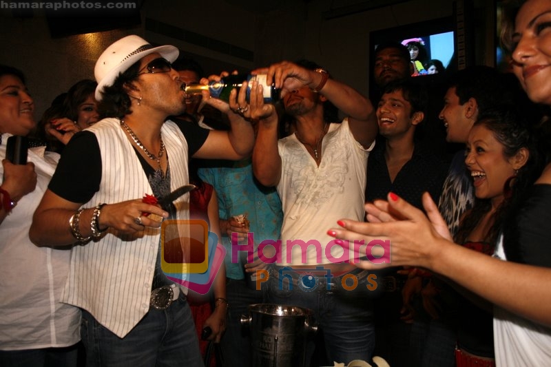 Mika Singh, Sonu Nigam at Mika Singh's Bday bash in Rock Bottom on 10th June 2008