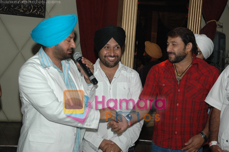 Malkit Singh,Kaptan Laddi and Manoj Tiwari(bhojpuri singer) at Malkit Singh's party and performance at Crown Plaza