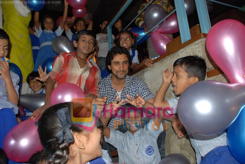 Kunal Kapoor in association with Art of Living Foundation presented gifts to kids at Hard Rock Cafe on June 14th 2008 
