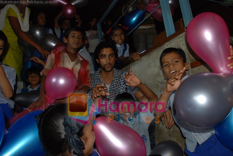 Kunal Kapoor in association with Art of Living Foundation presented gifts to kids at Hard Rock Cafe on June 14th 2008
