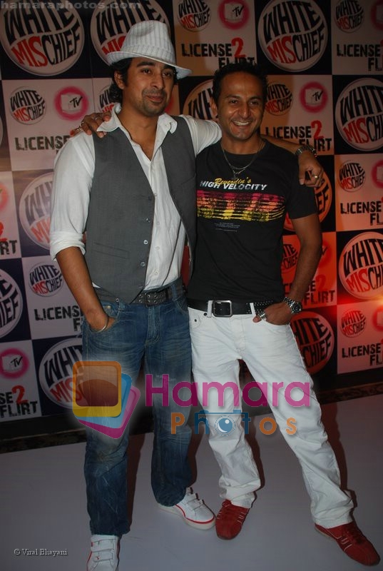 Rannvijay, Nikhil Chinappa at MTV License to Flirt launch at Taj Hotel on June 25th 2008