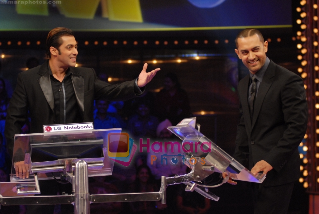 Salman and Aamir Khan at 10 Ka Dum on Sony Entertainment Television on July 4th 2008