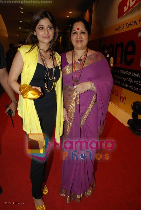 Shamita Shetty with her mother at Jaane Tu Ya Jaane Na Movie Premiere on July 4th 2008