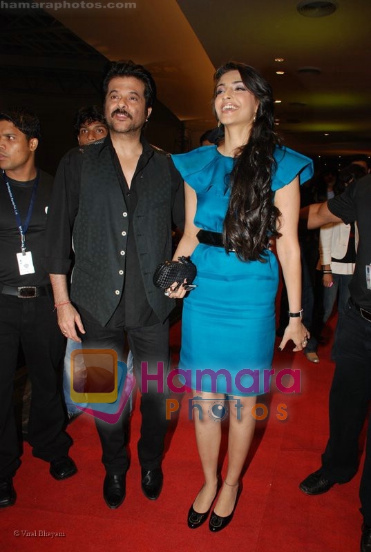 Anil Kapoor, Sonam Kapoor at Jaane Tu Ya Jaane Na Movie Premiere on July 4th 2008