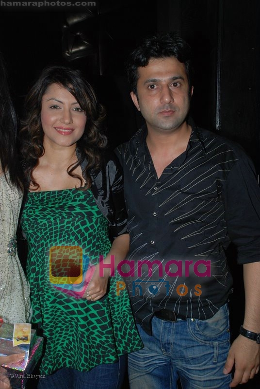 Hot sizzling babes at Faisal Khan's bday bash for girlfriend Shikha in Black on July 7th 2008