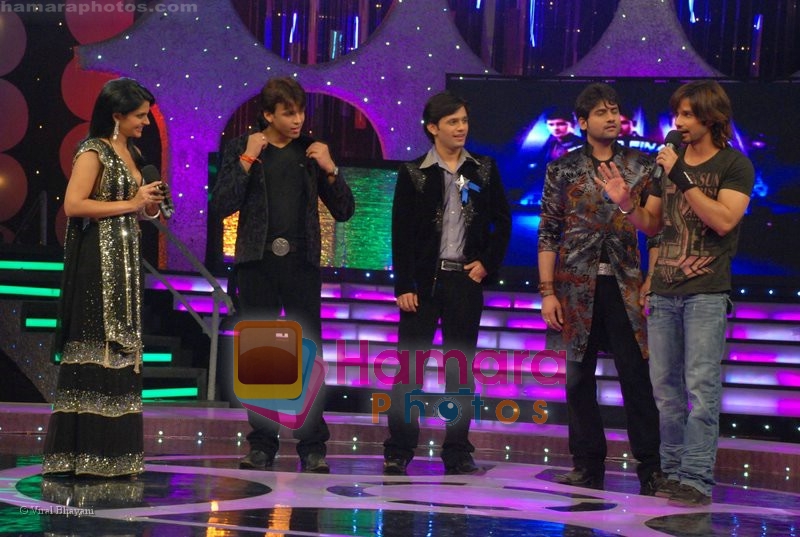 Mandira Bedi, Abhijeet Sawant, Rahul Vaidya, Harshit Saxena, Shahid Kapoor at the finals of Jo Jeeta Wohi Superstar on July 12th 2008 