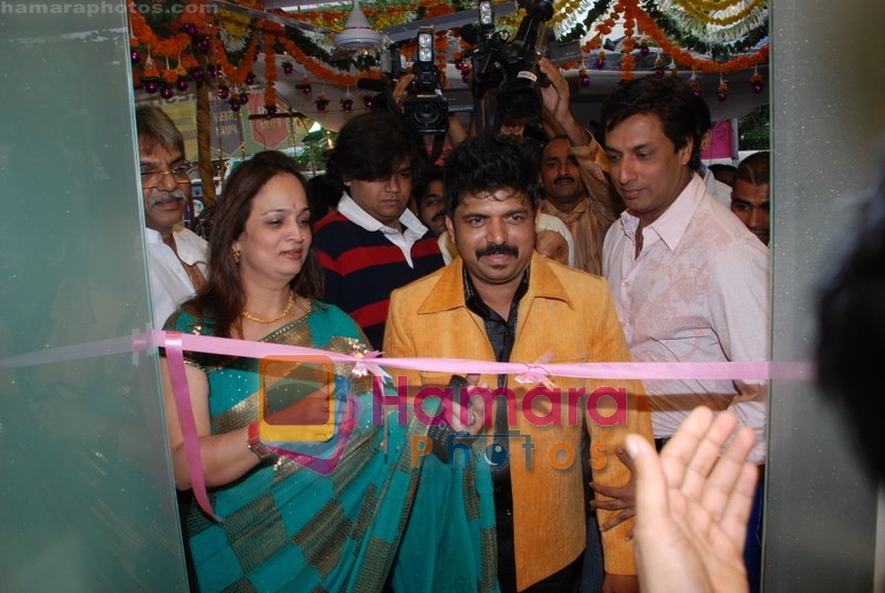 Madhur Bhandarkar with Shiva, Smita Thackeray at the launch of Siva's hair salon in Lokhandwala on July 14th 2008 