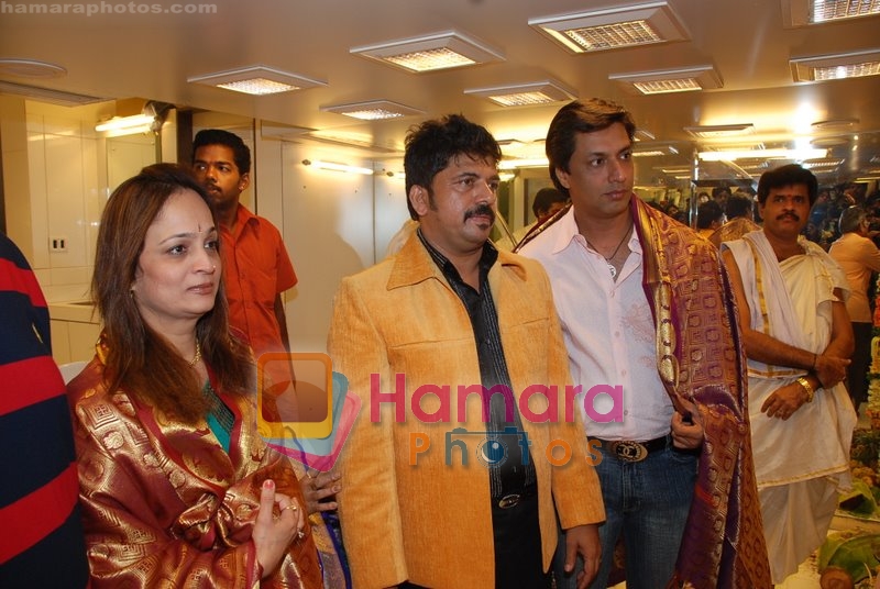 Madhur Bhandarkar with Shiva, Smita Thackeray at the launch of Siva's hair salon in Lokhandwala on July 14th 2008 