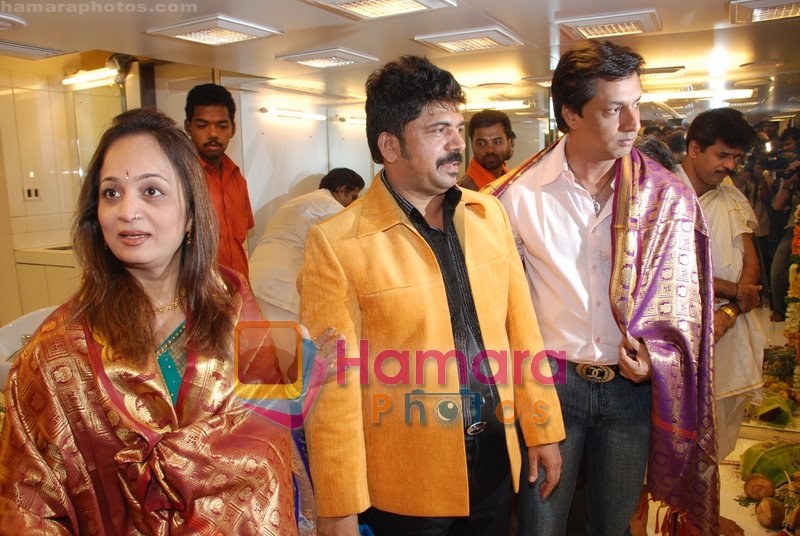 Madhur Bhandarkar with Shiva, Smita Thackeray at the launch of Siva's hair salon in Lokhandwala on July 14th 2008  