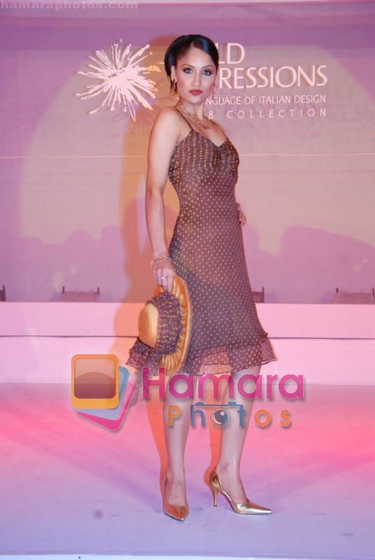 Model walks on the ramp for Gold Expressions 2008 Collection in New Delhi on 15th July 2008