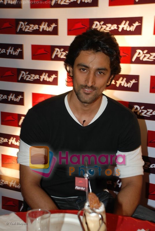 Kunal Kapoor at the launch of Pizza Hut in Juhu on 16th July 2008