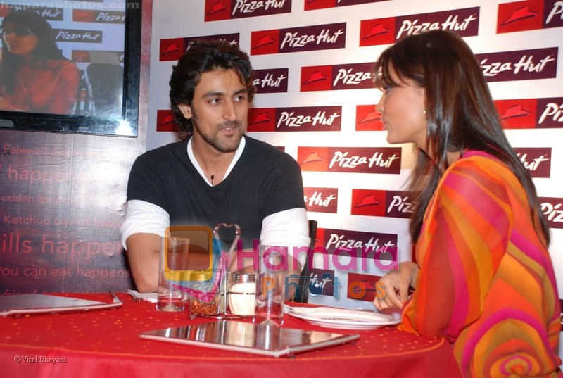 Kunal Kapoor, Lara Dutta at the launch of Pizza Hut in Juhu on 16th July 2008