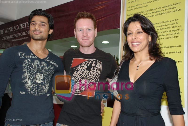 Haneef, Alex, Pooja Bedi at the opening of Star Bazaar in Lokhandwala on 17th July 2008