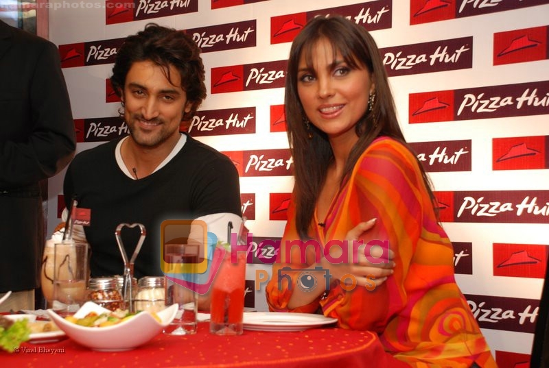 Kunal Kapoor, Lara Dutta at the launch of Pizza Hut in Juhu on 16th July 2008