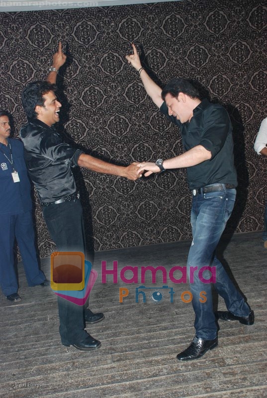 Ravi Kishan with Aditya Pancholi at Ravi Kishan's birthday bash in D Ultimate Club on 17th July 2008
