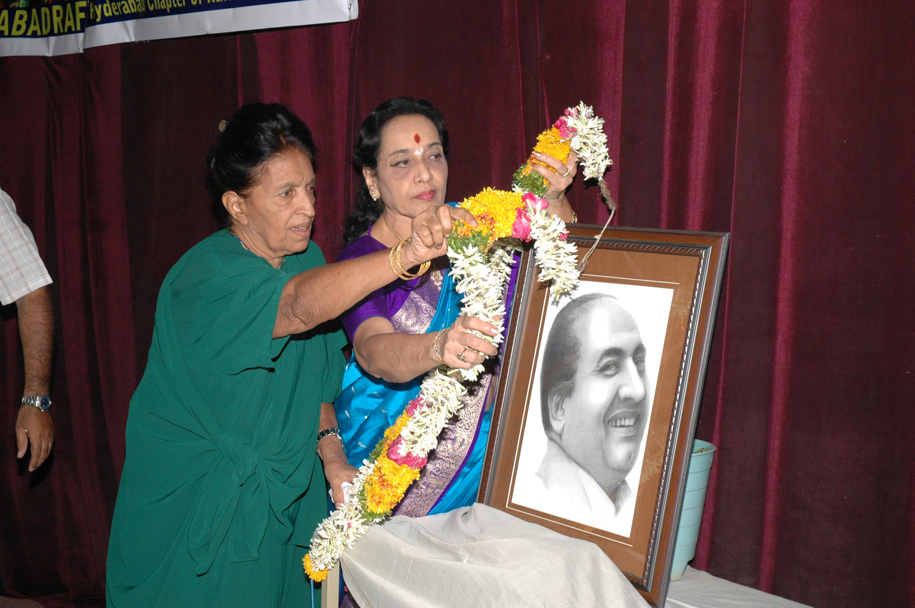 Mubarak Begum Sahiba, Jamunaji garlanding the photograph of Rafi Sahab as a mark of inauguration of the musical show