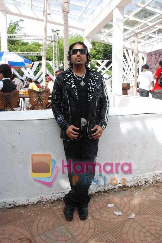 Mika Singh  at Deeapk Tijori's film Fox on location in Madh on 23rd July 2008