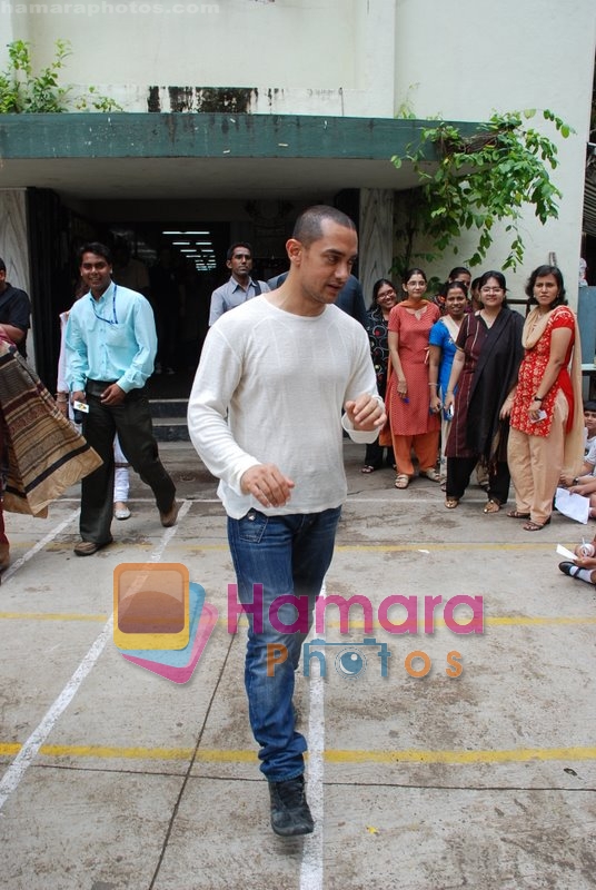 Aamir Khan at Tare Zameen Par DVD Launch in Darsheel's School on July 25th 2008