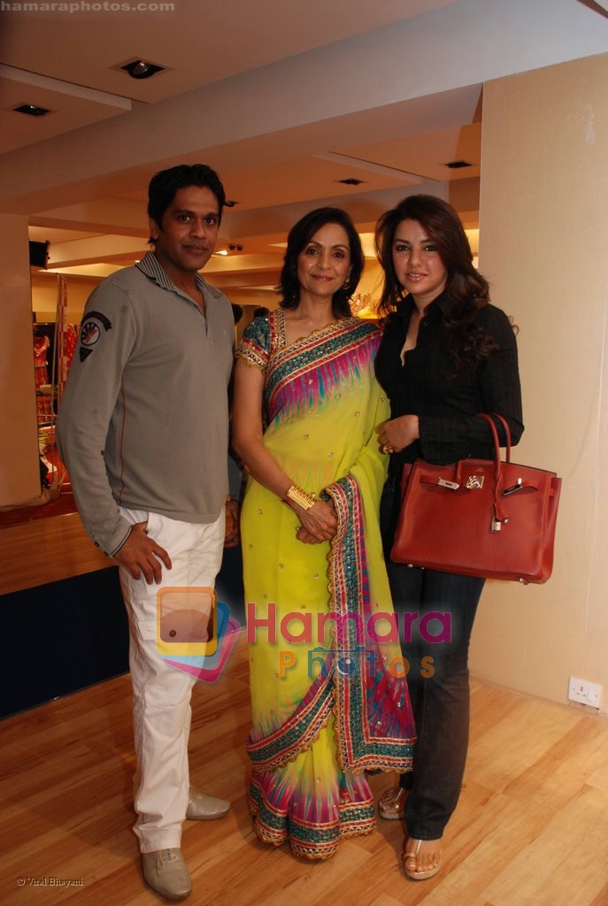 Rocky S, Alka Nishar at the launch of the new collection _Aza_ on July 28th 2008 -san