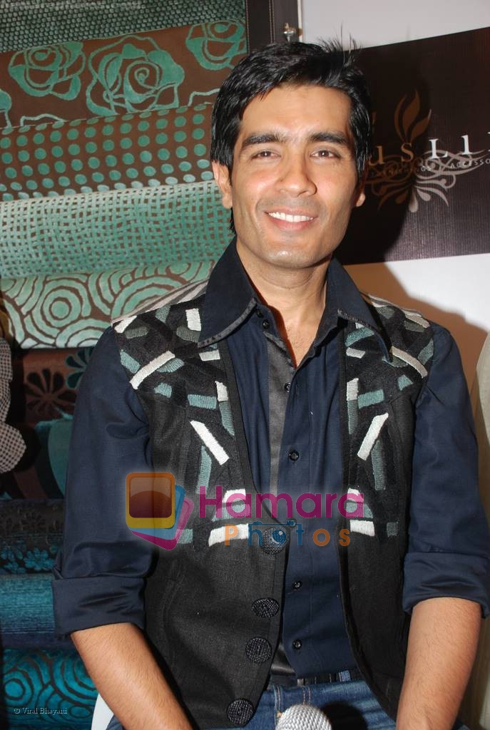 Manish Malhotra at the launch of Muslin boutique in Raghuvanshi Estate on July 30th 2008 