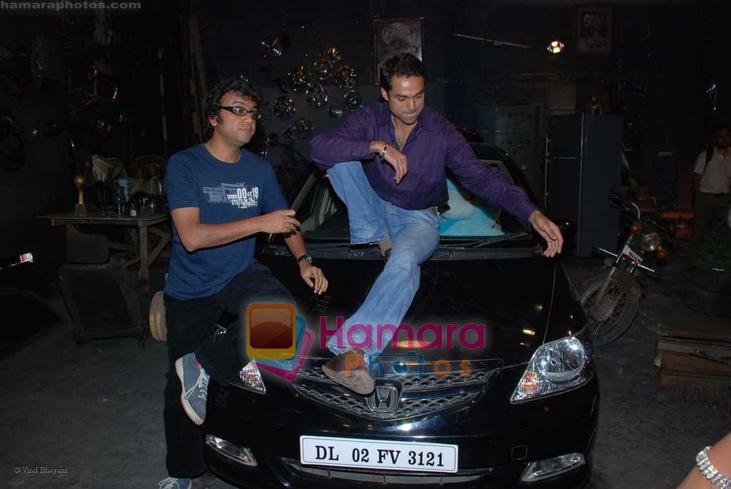 Abhay Deol, Dibakar Banerjee at Oye Lucky, Lucky Oye on location in Sankraman studios on August 4th 2008 