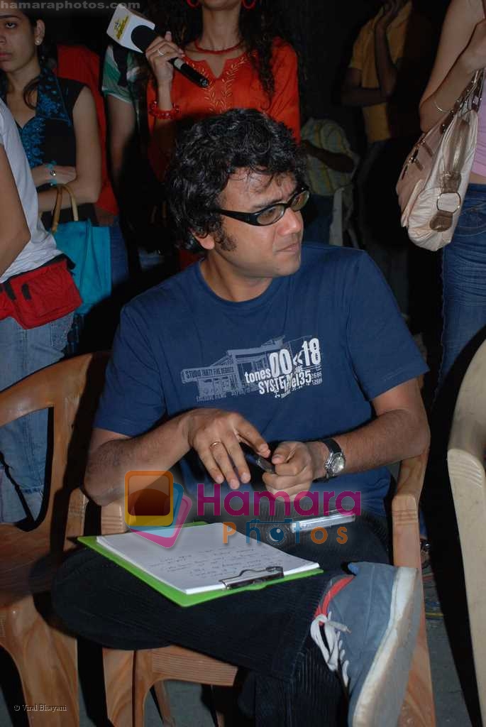 Dibakar Banerjee at Oye Lucky, Lucky Oye on location in Sankraman studios on August 4th 2008 