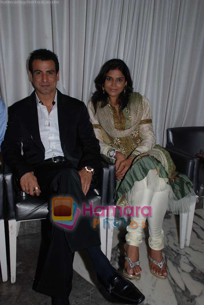 Ronit Roy at TV anchor Abhigyan's birthday bash in Shatranj on August 7th 2008 