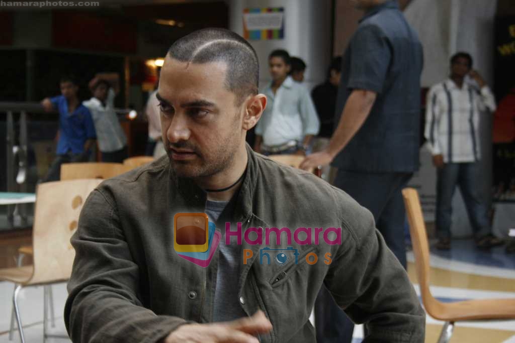 Aamir Khan on Location of movie Gajni at Fame Malad on August 7th 2008 