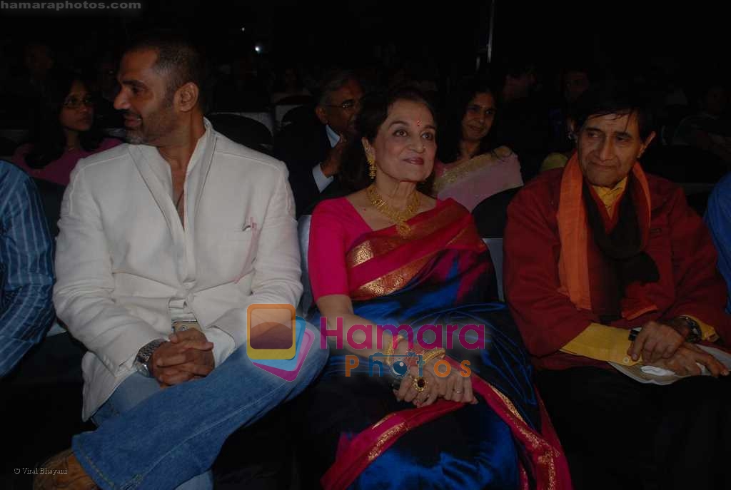  Sunil Shetty, Asha Parekh, Dev Anand at IIJS Solitaire Awards in Grand Hyatt on 8th August 2008  